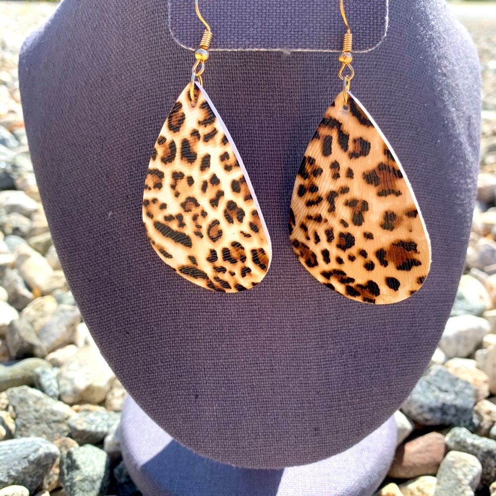 Leopard drop earrings 🐆